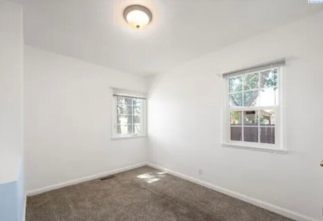 Building Photo - Charming 2 Bedroom Home with Fenced Backyard in Central Kennewick!