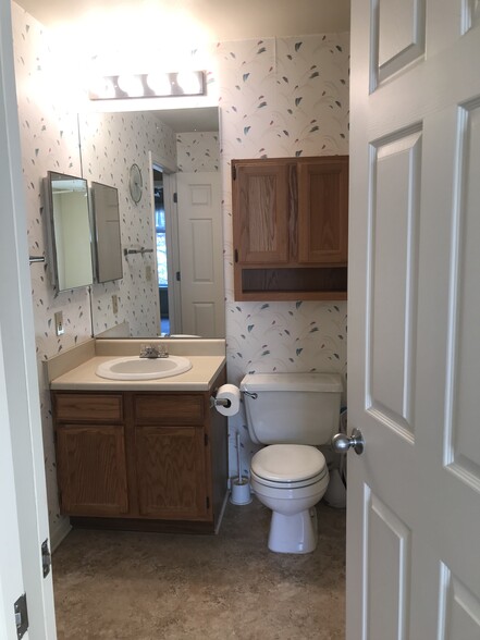 Bathroom with storage and linen closet behind door - 3173 Windcrest Dr NE