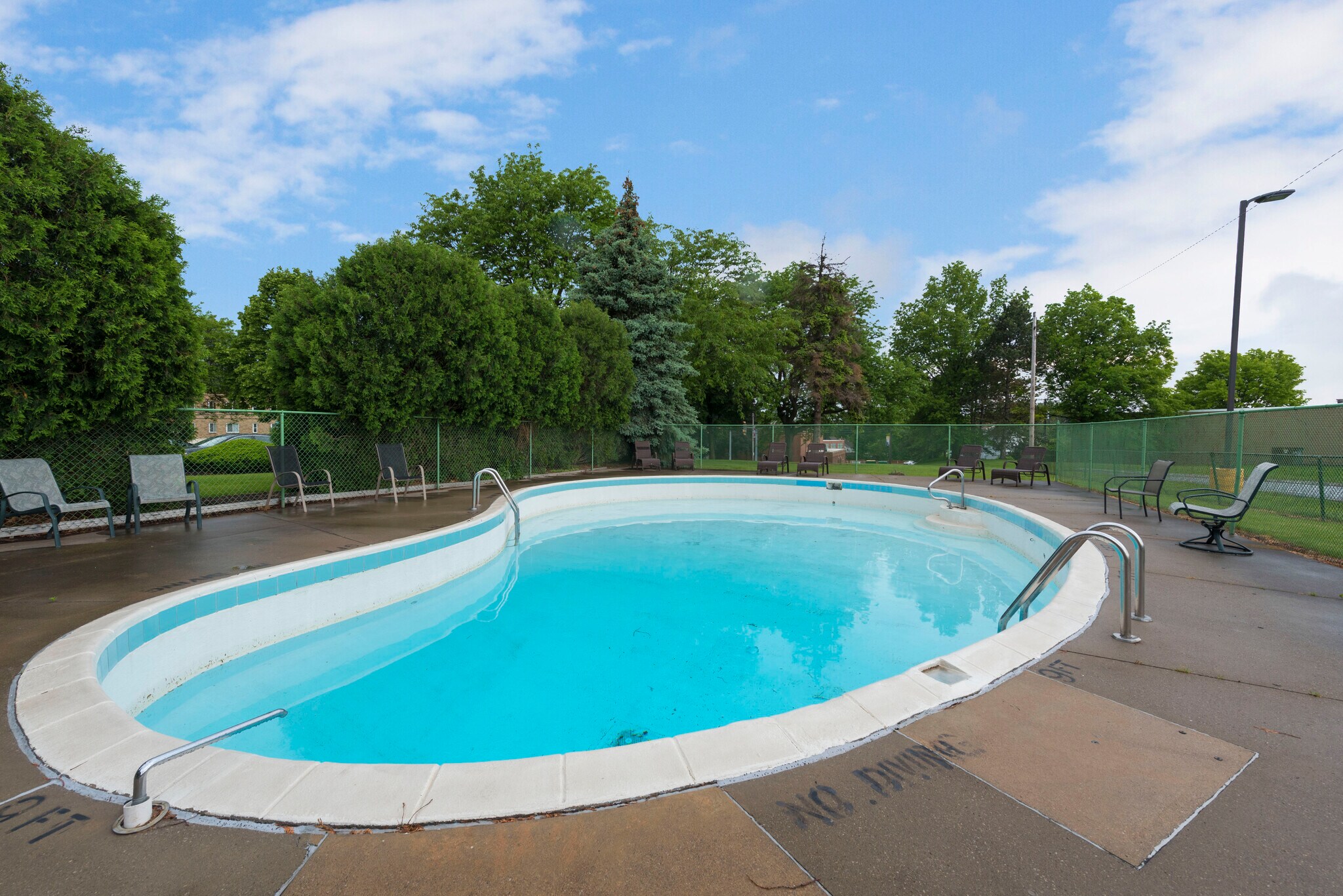 Beautiful Outdoor Pool - 20333 Detroit Rd