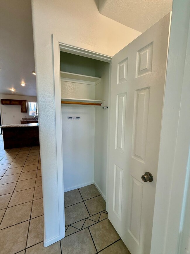 Building Photo - Centrally Located Townhouse