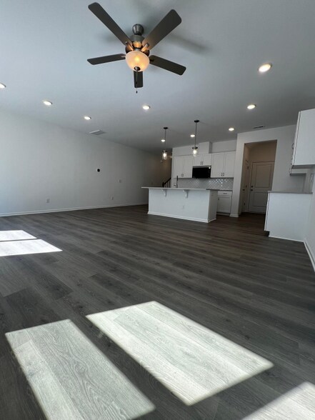 Building Photo - 176 Kobus Ct