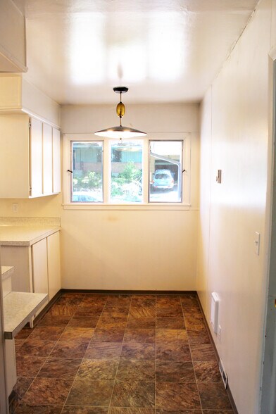 Building Photo - 1015 NE Duncan Ln