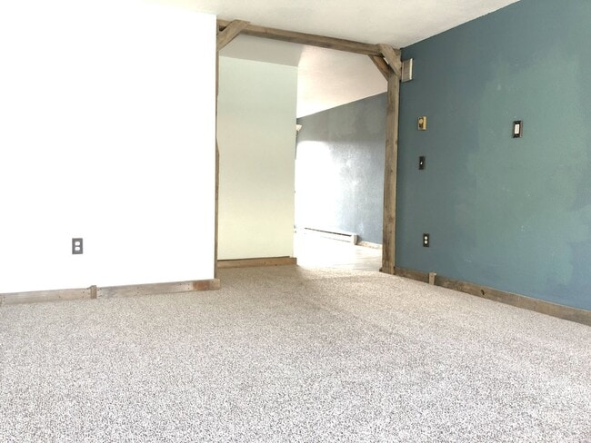 Building Photo - Centrally Located, 2 Bedroom Townhouse w/G...