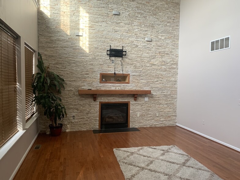 Building Photo - 805 Anna Ln