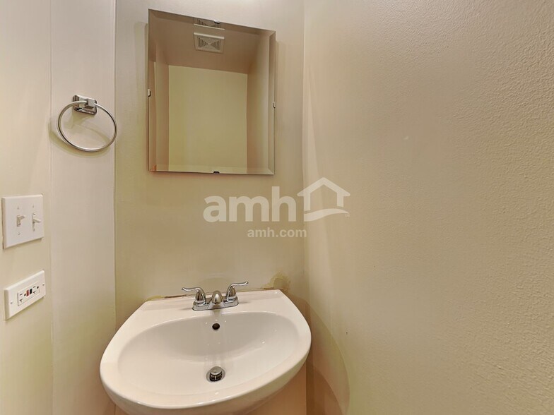 Building Photo - 560 S Annandale Dr