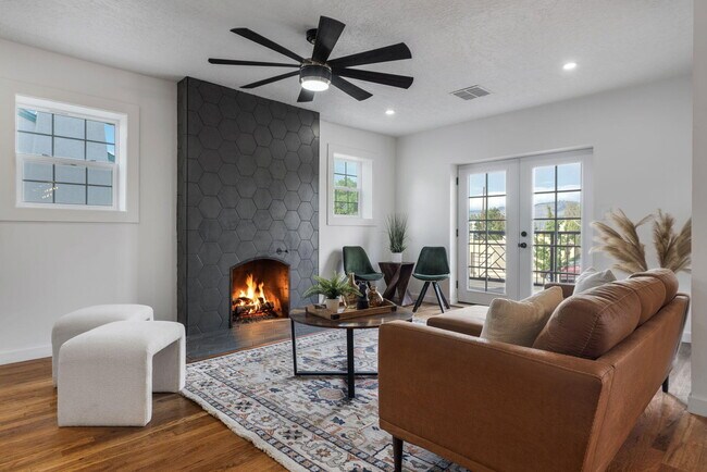 Building Photo - 219 Solano Dr SE