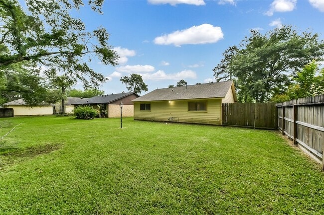 Building Photo - 10015 Valley Lake Dr