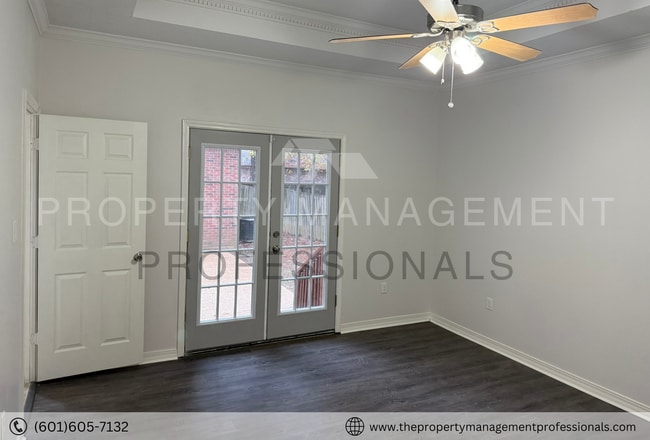 Building Photo - Renovated beauty near the country club and golf course!