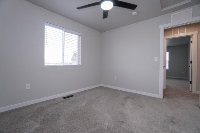 Building Photo - 1512 W Cub River Dr