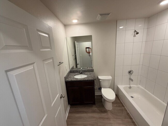 Building Photo - Polished and Inviting modern 2-bedroms, 2-bath