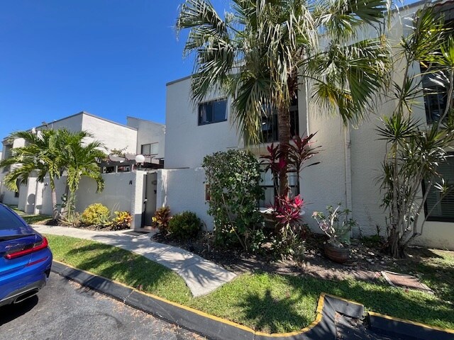 Building Photo - 4722 SW 67th Ave