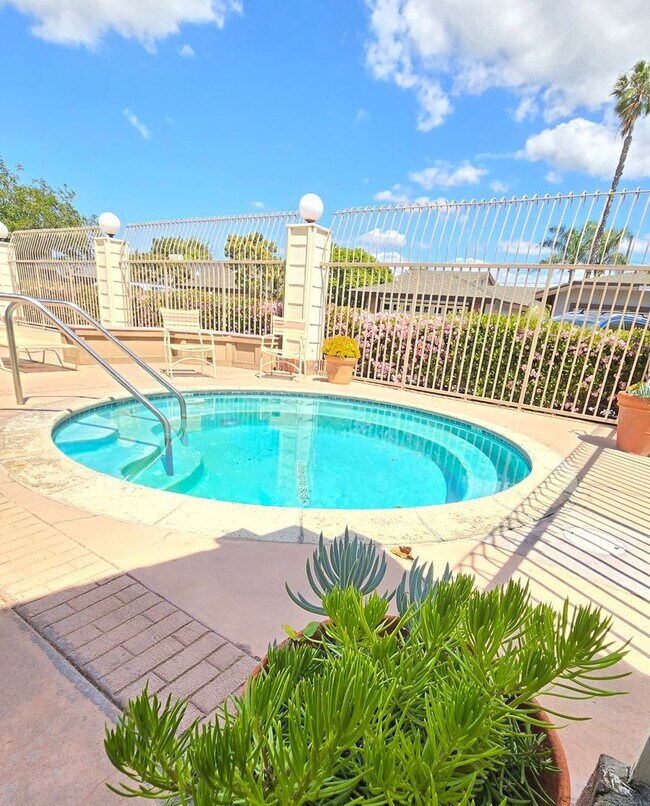 Building Photo - Santa Ana - Spacious 2 Bedroom, 2 Bath Hou...