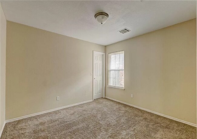 Building Photo - Gorgeous 3 bedroom 2 Bath and 2 Car Home in the Heart of Yukon