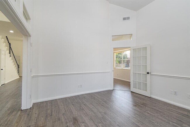 Building Photo - 30611 Country Meadows Dr