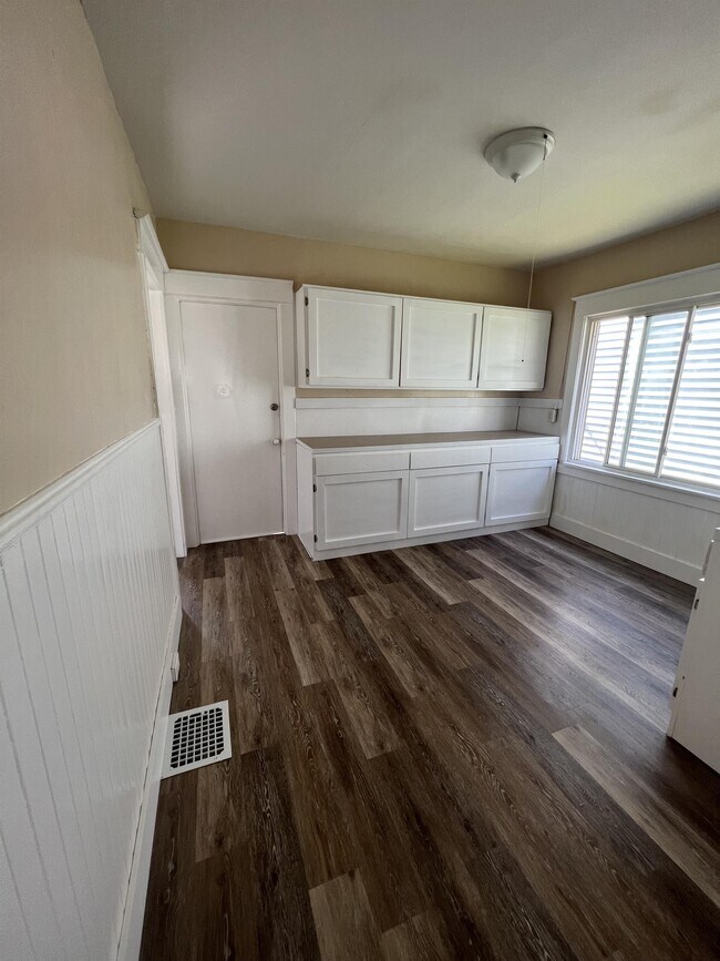 Building Photo - 310 Chelsea Pl