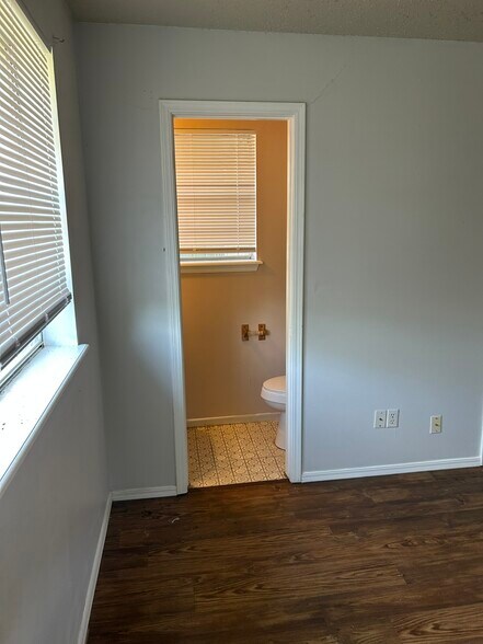 Master bedroom - 1317 Lakecrest Dr