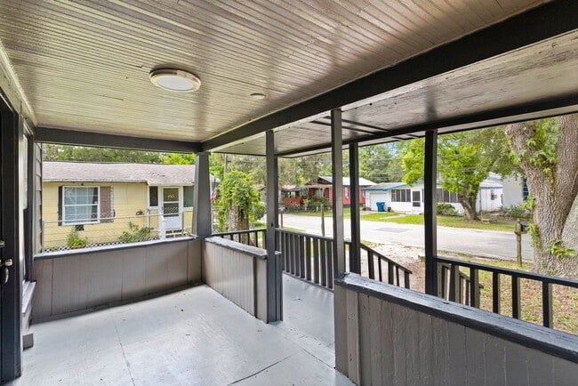 Building Photo - Spacious 3bdrm/1bath Home with large yard ...