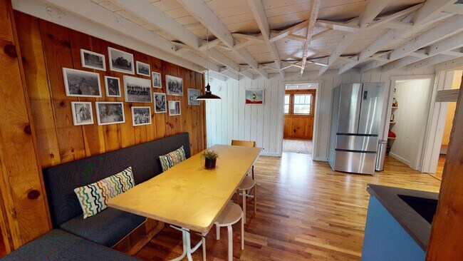 Kitchen banquette - 2304 Pine Street