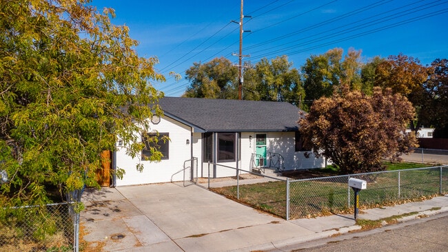 Building Photo - 924 E Georgia Ave