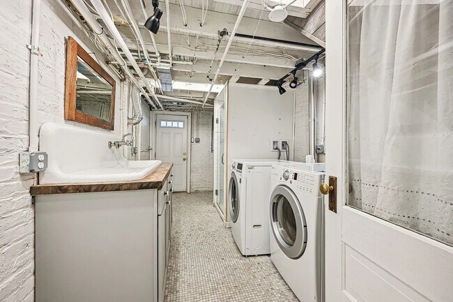 Building Photo - 310 Taylor St NW