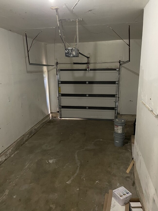 Building Photo - 3 Bedroom in Bethany