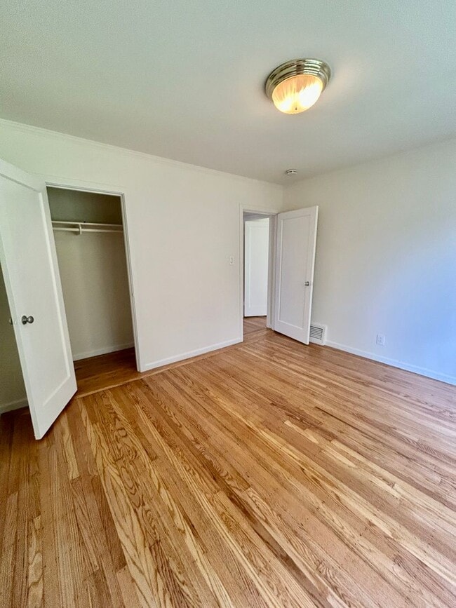 Building Photo - Spacious 2bd/1bth Upper Flat With Beautiful Views