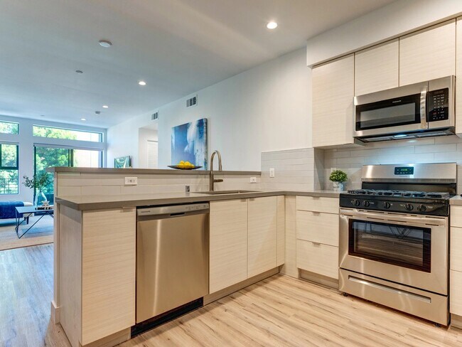 Building Photo - 338 Mariposa Ave