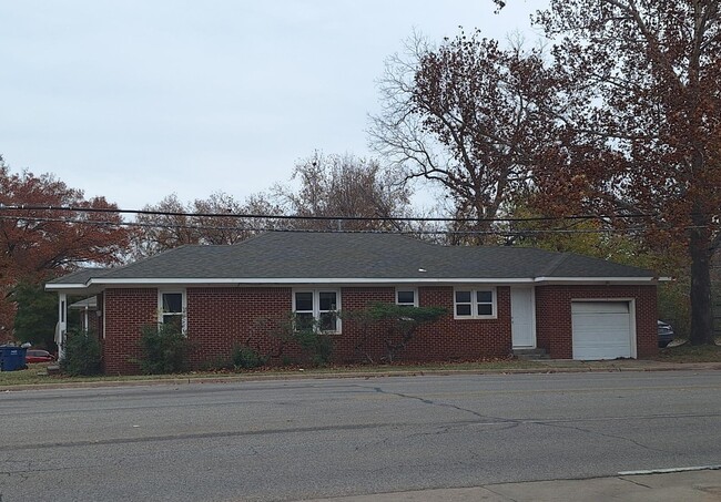 Primary Photo - 847 W Knapp Ave