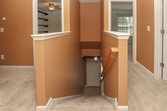 Building Photo - 215 Bonanza Dr