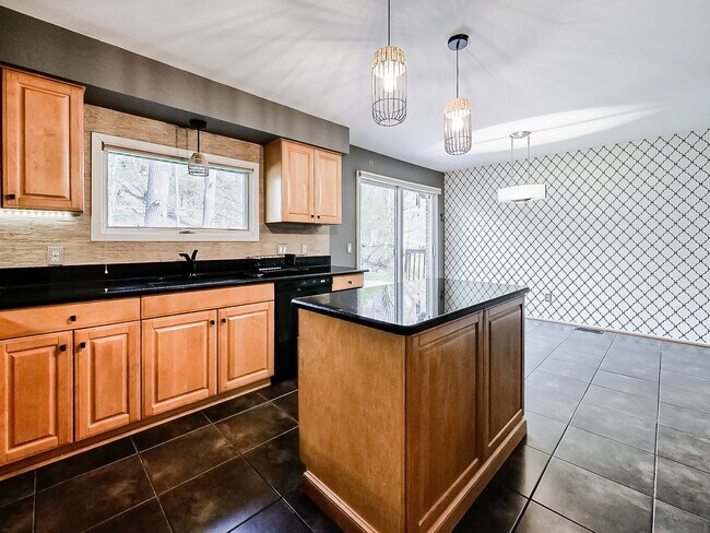 Building Photo - Welcome to this spacious single-family hom...
