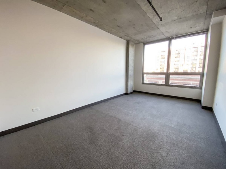 Building Photo - 3198 N Clark St