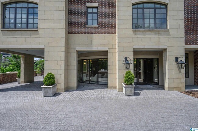 Building Photo - 2600 Highland Ave