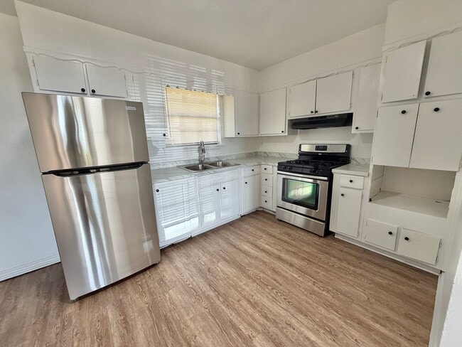 Building Photo - 3 bed Fresh inside!