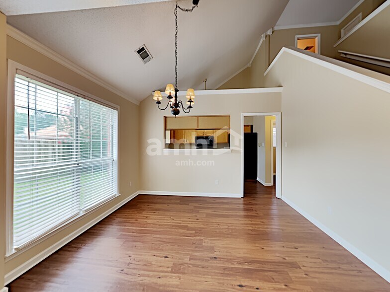 Building Photo - 9997 Woodland Grove Dr