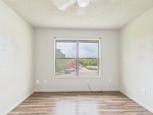 Building Photo - Upstairs 2/1