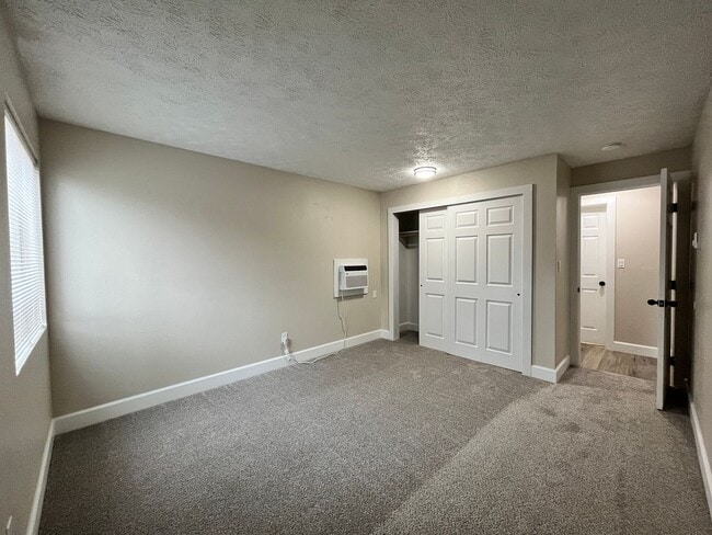 Building Photo - Contemporary 2 Bedroom / 1 Bath in Charming Cliff-Cannon Suburb