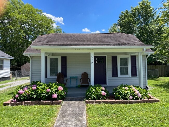 Primary Photo - Charming 2 Bed/ 1 Bath home in Madison wit...