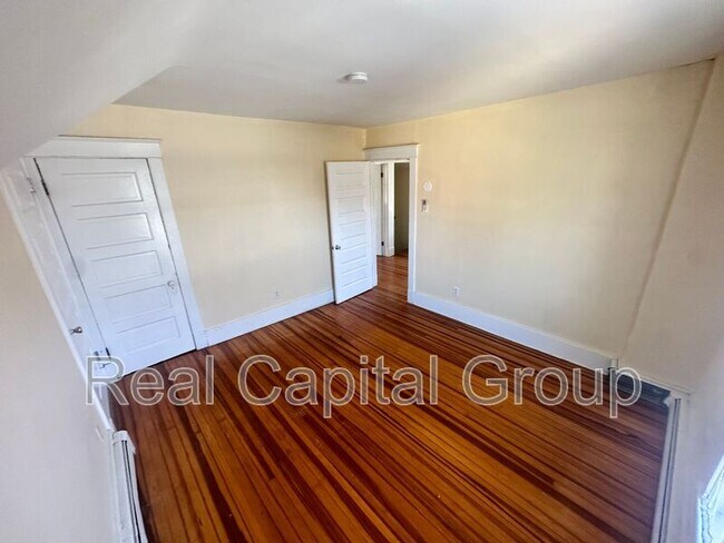 Building Photo - 376 Kenwood Ave
