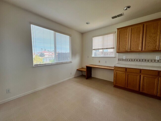 Building Photo - Luxury LAKEFRONT property!!!