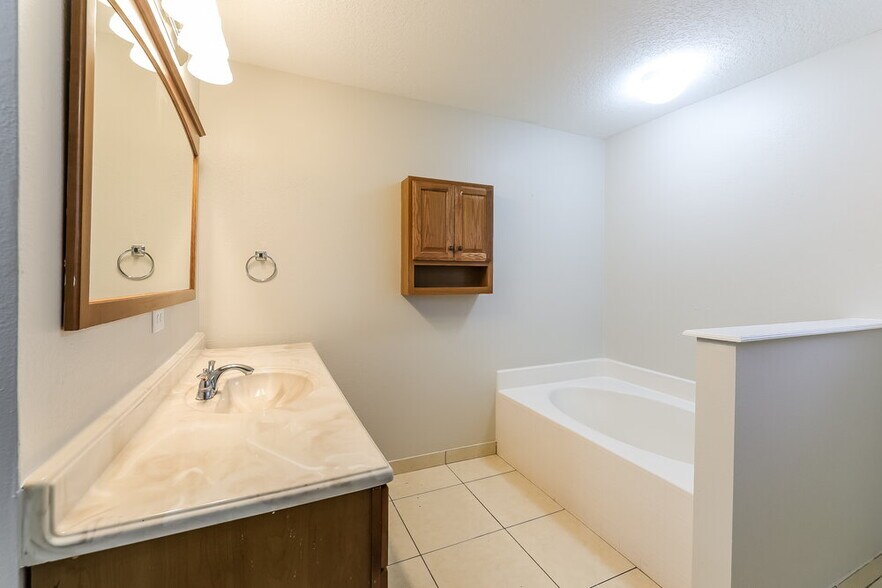 Building Photo - 742 Paris Dr