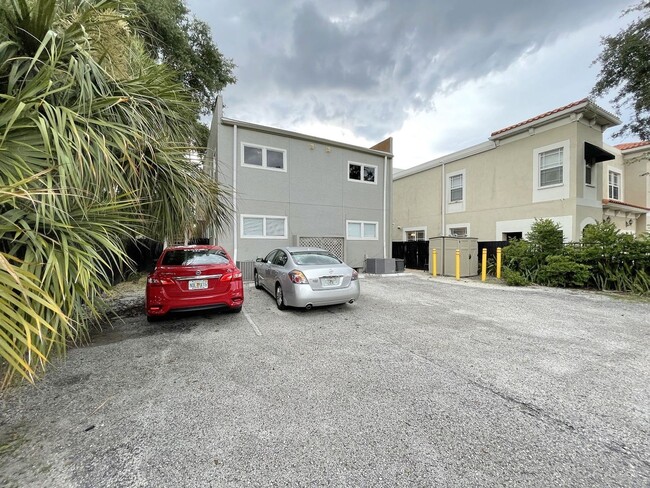 Building Photo - Adorable 2BD/1BTH 1st floor Condo in the H...