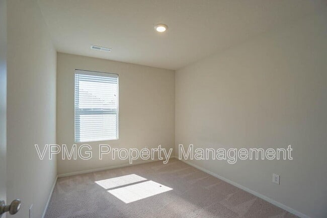 Building Photo - 2620 NE 117th Pl