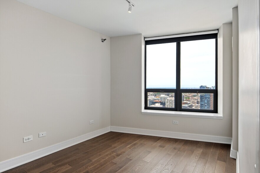 Building Photo - 400 N La Salle Dr