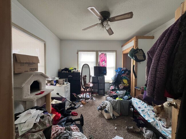 Building Photo - Over 2,000sf and 8 Bedrooms