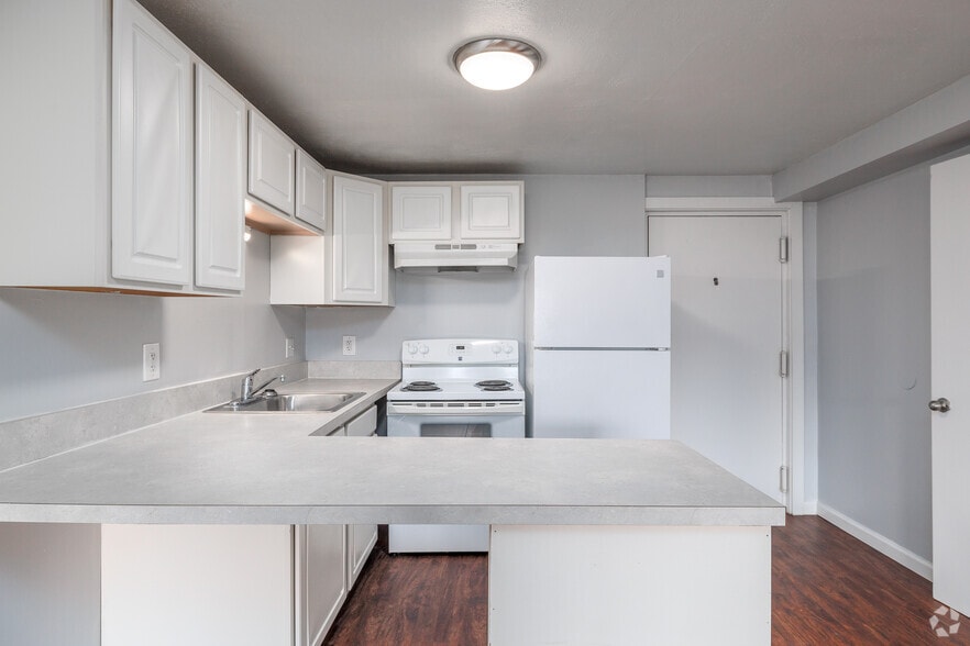 Primary Photo - Wellington Manor Apartments