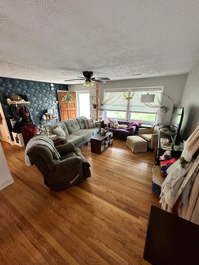 Building Photo - 218 Chesterfield Ln