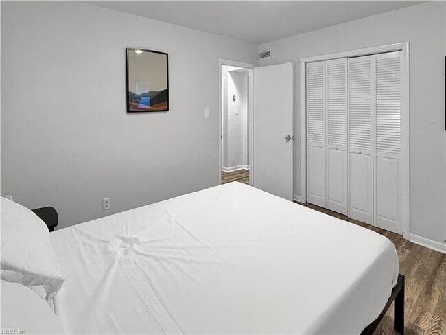 Building Photo - FOR RENT - BEACH LIVING!