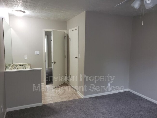 Building Photo - 8577 Pineview Ln