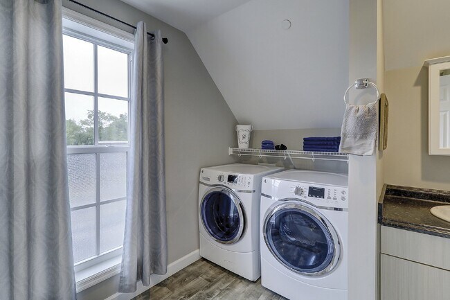 Building Photo - One Bedroom Apartment Available in Downtow...