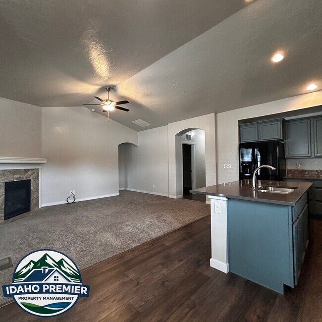 Building Photo - 1875 W Deserthawk Dr